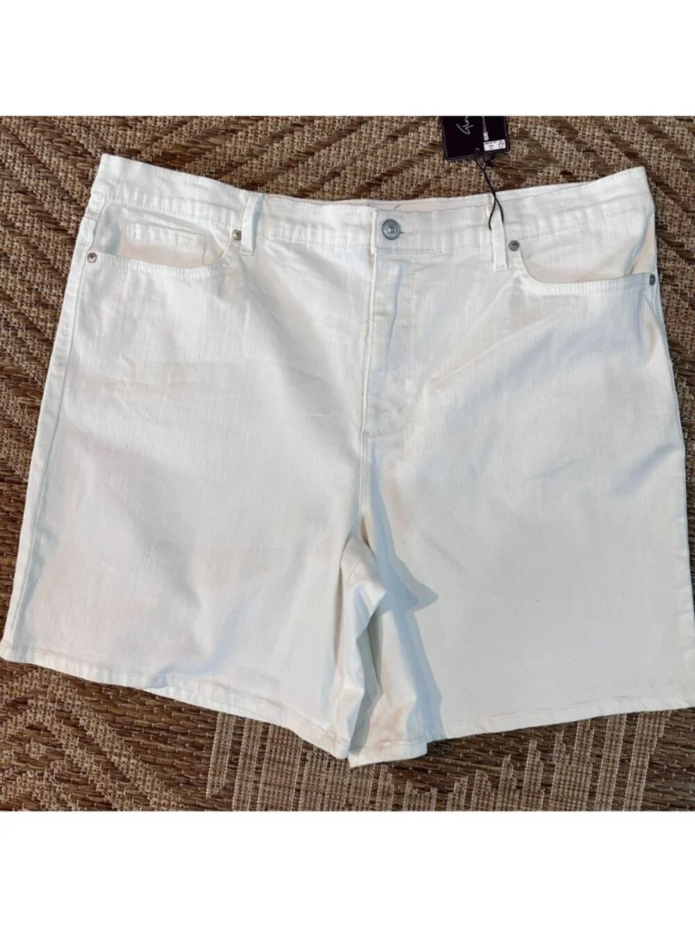 Gloria Vanderbilt White Denim Jean Shorts Size 18 All-Around Slimming Effect